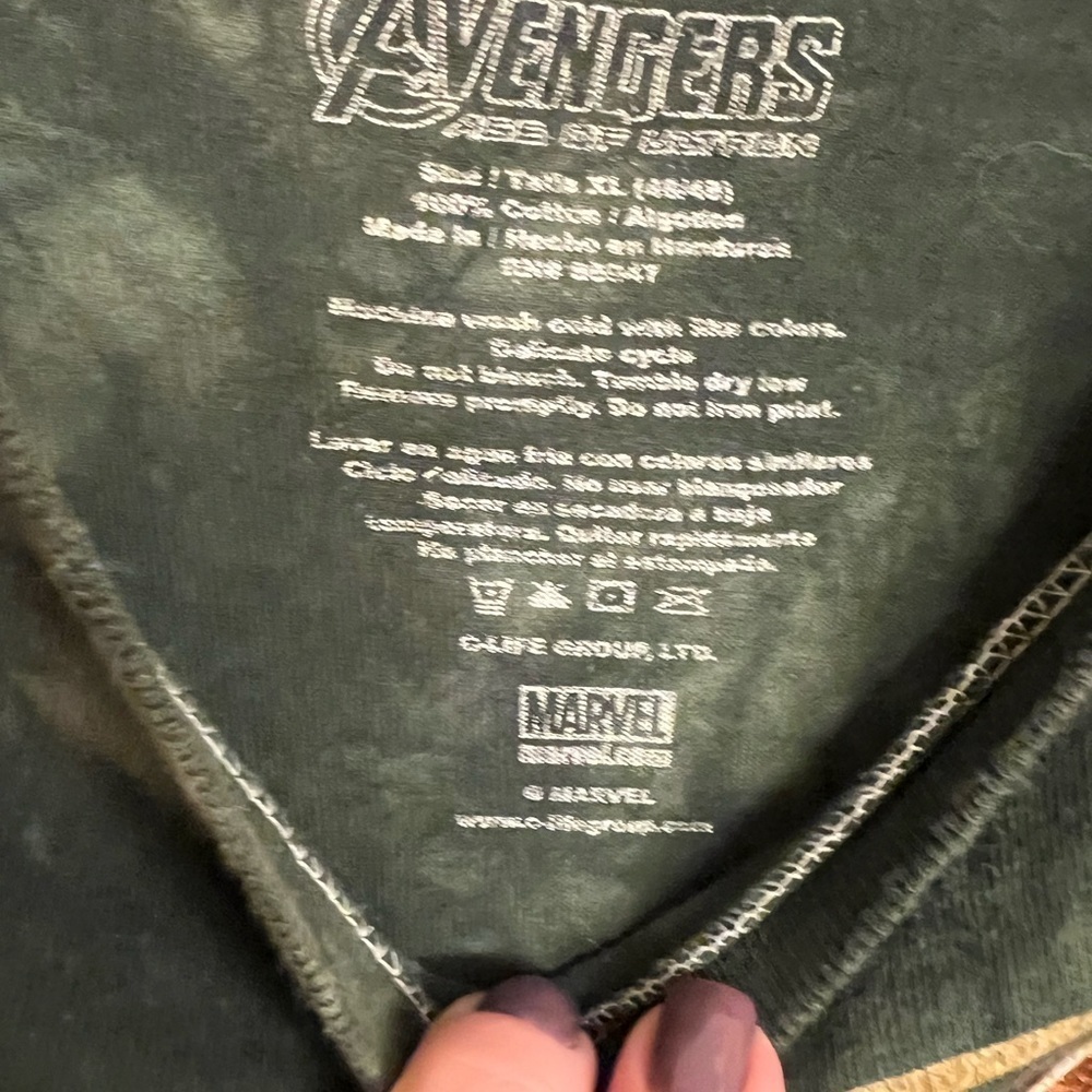 Avengers Hulk Vs Hulk Bust T-Shirt View 3